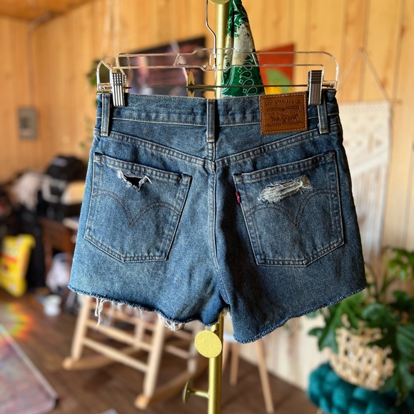 NWT! Levi’s Premium Distressed Wedgie Denim Shorts - Picture 8 of 10